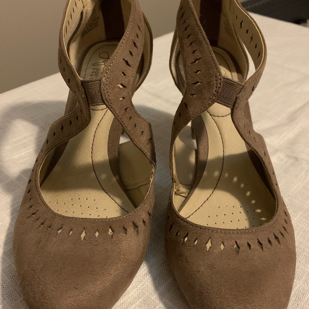 Lifestride Soft System Giovanna 2 Perforated Strappy Heels Taupe Tan size 7.5